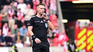 ZLATÁ PÍŠŤALKA: odvážný Všetečka na Slavii neváhal, Černý na Baníku v tom plaval ZLATÁ PÍŠŤALKA: odvážný Všetečka na Slavii neváhal, Černý na Baníku v tom plaval