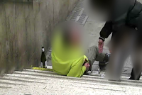 Lapka sebral opilci v podchodu mobil: Strážníci si ho vyzvedli v autobuse