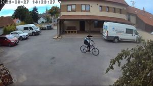 Zloděj vlezl ke spící ženě, další ukradl bonbóny