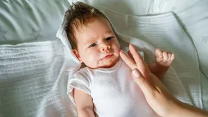 Změny teploty i vlhkosti zhoršují atopický ekzém. Jak dítěti ulevit?