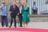 Čaputová v Praze: V zelených šatech a bez přítele čekala na „vrávorajícího“ Zemana