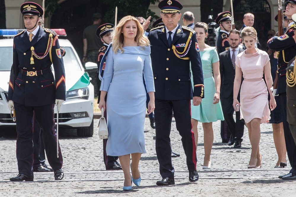 Zuzana Čaputová během inaugurace 15. června 2019. V šatech od návrháře Borise Hanečky vsadila na podobný styl jako Melania Trump
