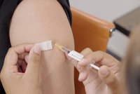 Mladé ženy si v přestrojení za babičky šly už pro druhou vakcínu