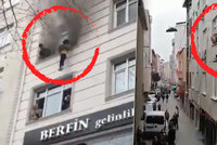 Požár bytu uvěznil rodinu ve třetím patře: Aby matka zachránila děti, vyházela je z okna!
