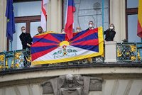 Na pražském magistrátu vyvěsili tibetskou vlajku. Připojila se i většina městských částí