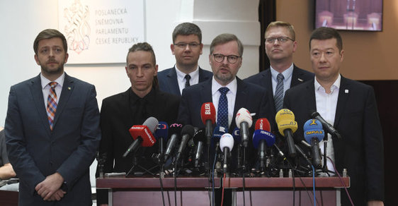 Opoziční strany chtějí vyslovit nedůvěru vládě, a tím ji svrhnout. K  úspěchu jim chybí 9 hlasů | Reflex.cz