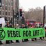 Klimatičtí aktivisté Extinction Rebellion blokádou v Praze rozzuřili řidiče
